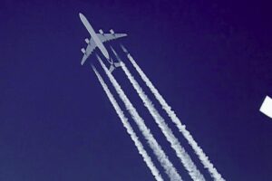 Read more about the article Pourquoi les avions laissent des traces dans le ciel